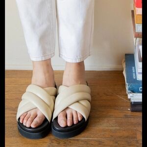 Urban Outfitters Seychelles Driving Force Sandal sz 7